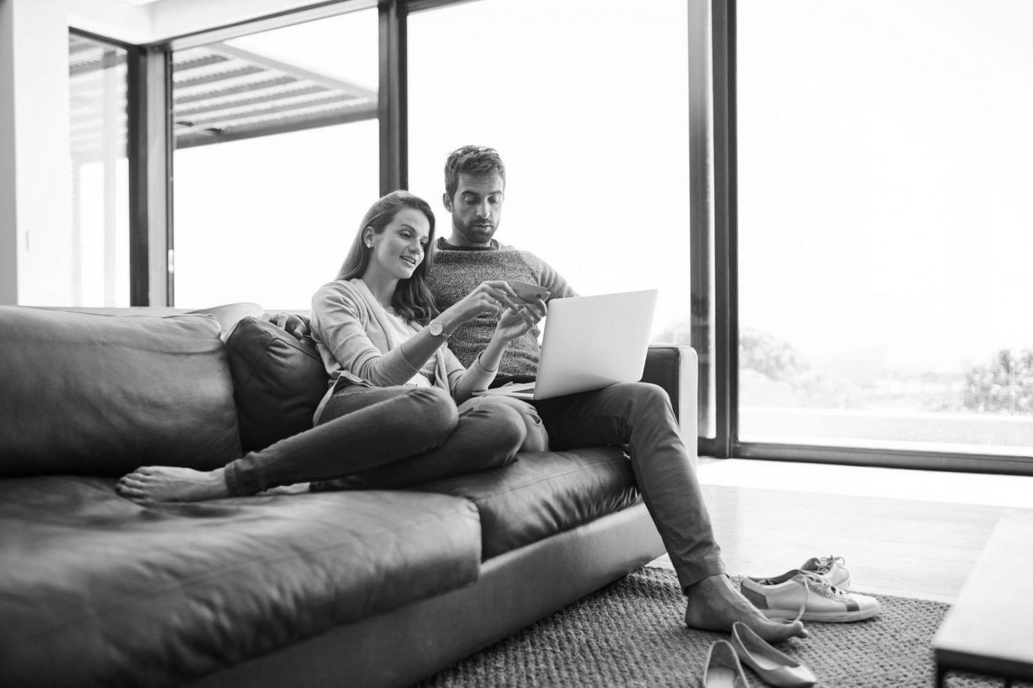 Partecipanti che discutono strategie di budgeting durante una sessione interattiva online